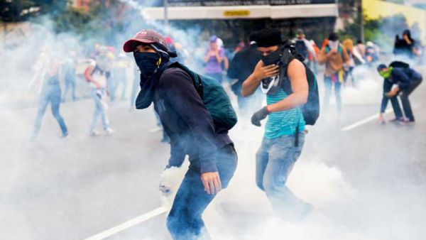 تجدد الاشتباكات في فنزويلا بعد مقتل متظاهر خامس
