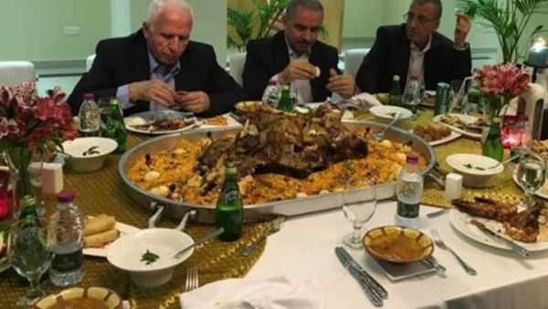 وفد فتح يضم عزام الأحمد ومحمد اشتية وجبريل الرجوب يتناولون إفطارا فاخرا ـ أرشيف