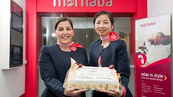 تقدم صالة مرحبا تجربة طعام فريدة تتضمن أطباقاً تناسب مجموعة واسعة من المتطلبات الغذائية والإثنية لروادها، وزادت أعداد الوجبات التي حضرها الطهاة في الصالة خلال السنة الأولى على 40 ألف وجبة.