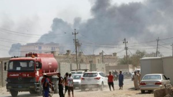 دخان يتصاعد من انفجار ناجم عن حريق في مستودع اسلحة في شرق بغداد يوم الجمعة
