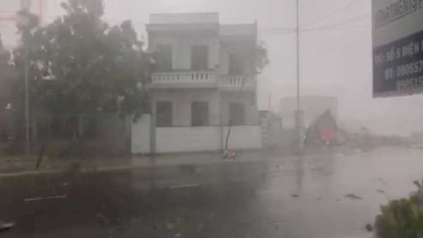 تساقطت أمطار غزيرة وهبت رياح قوية في الشريط الساحلي الاحد 