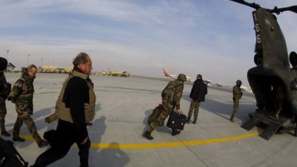 تتزامن هذه العملية مع بدء بريطانيا استقبال عشرات الأطفال المهاجرين غير المصحوبين بأقارب بالغين من المخيم