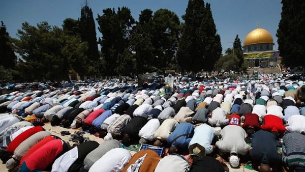 بالصور:صحيفة بريطانية توثق أخر صلاة ليوم جمعة في رمضان 2016 حول العالم