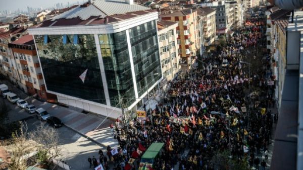 آلالاف يشاركون في تركيا في تشييع قيادي كردي قتل في سوريا