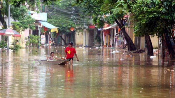 حذرت السلطات من أن مزيداً من الفيضانات والانهيارات الأرضية قد تضرب المنطقة