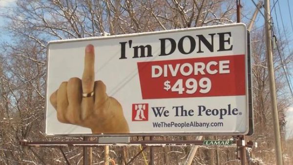 A billboard advertising divorce services (Twitter)