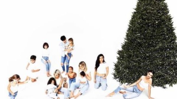 بطاقة آل كارداشيان بمناسبة الكريسماس (instagram.com/kourtneykardash)