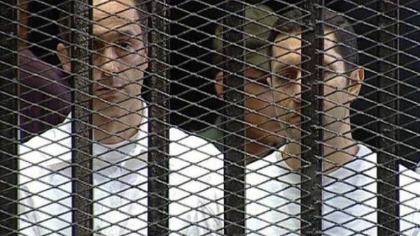 هنأ علاء مبارك نجل الرئيس المصري الأسبق حسني مبارك أصدقاءه