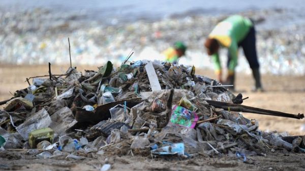 Of the total 13.6 million tons of waste produced by 169 Saudi cities annually, 6 million tons are in Riyadh, Jeddah and Dammam. (AFP)