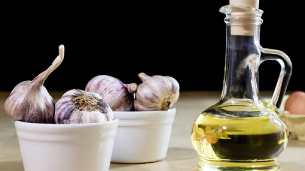 يُغذّي زيت الثّوم الشّعر من جذوره

