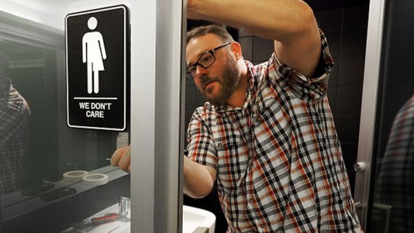 أتاحت بعض المدارس والجامعات حمامات للجميع- جيتي
