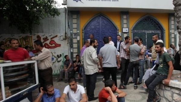 السلطة تقلص رواتب موظفيها في غزة