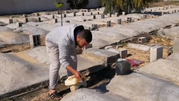 يعاني أهالي غزة من حصار خانق