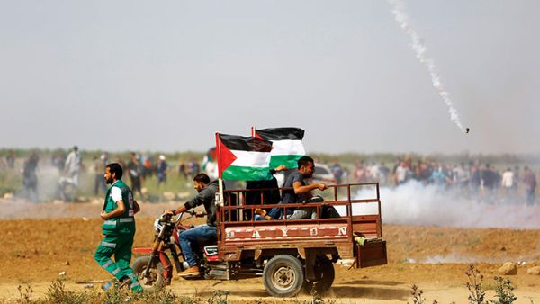 يطالب المتظاهرون بعودة الفلسطينيين إلى قراهم ومدنهم التي هجروا منها عام 1948 