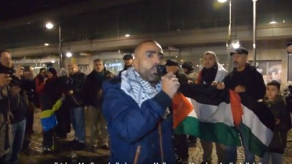 لبوا النداء للمشاركة في الوقفة رغم برودة الطقس وقدموا نموذجا للوحدة الوطنية