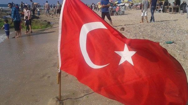 فلسطينيون يثبّتون العلم التركي على شاطئ غزة - أرشيف