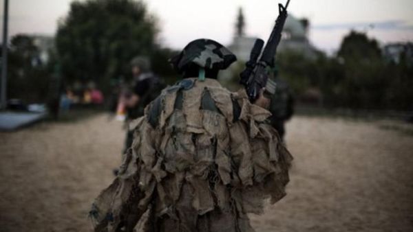 عنصر من كتائب عزالدين القسام في غزة خلال احتفال لحماس بذكرى انظلاقتها/أ.ف.ب