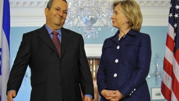 كلينتون وباارك خلال مؤتمر صحفي في واشنطن عقب الاجتماع/أ.ف.ب