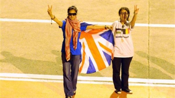 ناشطتان، بلجيكية وبريطانية ترحبان بالجرحى العائدين الى اسطنبول/أ.ف.ب