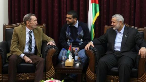 اسماعيل هنية مجتمعا مع كلارك/أ.ف.ب