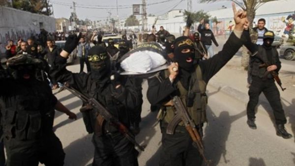 نشطاء من الجهاد الاسلامي يشيعون شهيدا منهم سقط في غزة صباح الاربعاء/أ.ف.ب