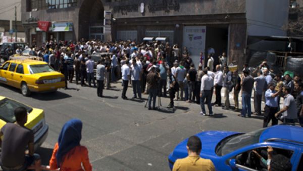 موظفون ينتظرون رواتبهم امام البنوك في قطاع غزة/ ارشيفية