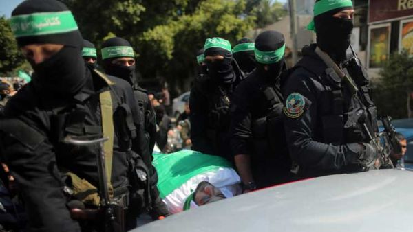 مقاتلون من كتائب عز الدين القسام يحملون نعش أحد الشهداء / أرشيفية