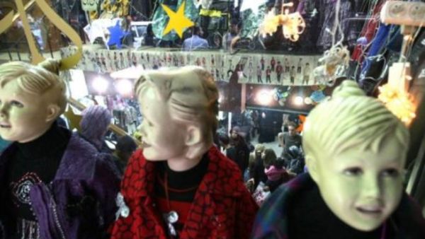 فلسطينيون يتسوقون داخل احد المتاجر في غزة