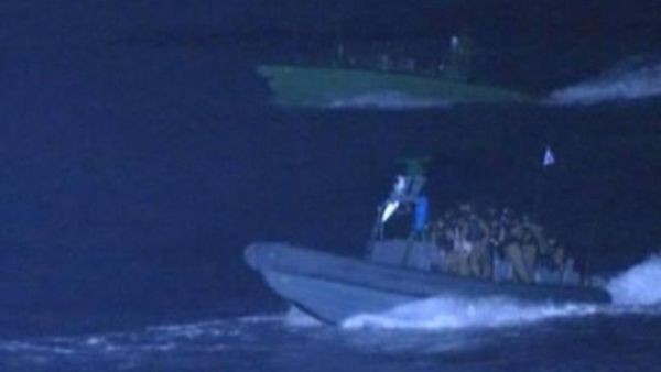 صورة من تلفزيون تركي لقارب اسرائيلي يقترب من سفينة مافي مرمرة