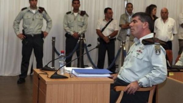 قائد الجيش الاسرائيلي غابي اشكينازي خلال مثوله امام لجنة التحقيق