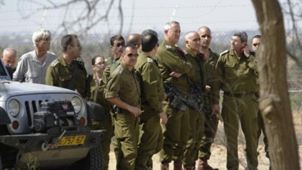 ضباط إسرائيليون على حدود غزة
