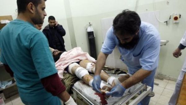 ممرضون يقدمون الاسعافات لجريح فلسطيني في مستشفى ناصر في خان يونس
