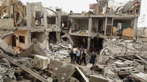 اثار القصف الذي شنته اسرائيل على القطاع يوم الاثنين