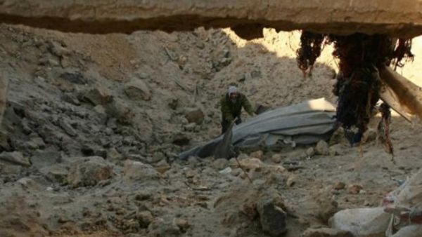 فلسطيني يتفقد انقاض نفق استهدفته غارة اسرائيلية في 5 كانون الثاني/يناير 2010
