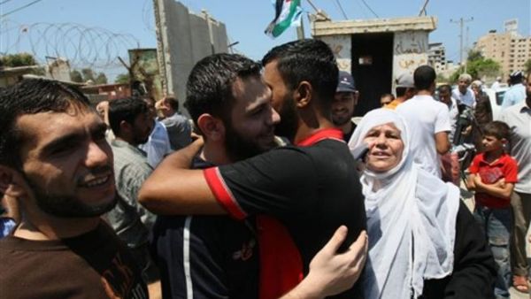احد المفرج عنهم يعانق ذويه امام باب المعتقل/أ.ف.ب