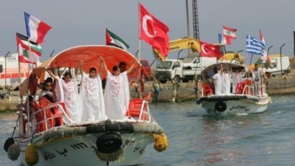 تلاميذ لبنانيون يرتدون لباسا يرمز الى ثياب نشطاء اسطول الحرية "الملطخة بالدماء" يشاركون في تظاهرة في ميناء صيدا