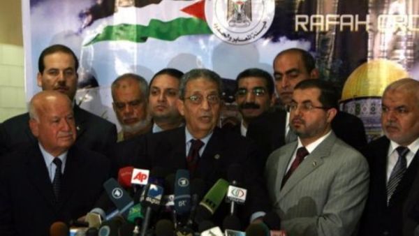 الامين العام للجامعة العربية عمرو موسى يحيط به عضو حماس باسم نعيم وزعيم فتح في غزة زكريا الاغا لدى وصوله غزة