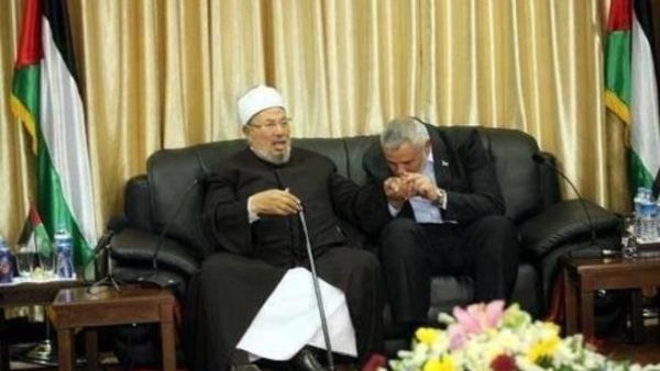 رئيس حكومة حماس اسماعيل هنية يقبل يد الشيخ القرضاوي