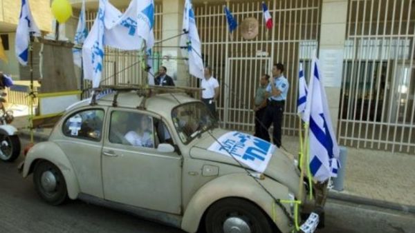 موكب سيارات يجول في تل ابيب في الذكرى الرابعة لخطف الجندي الاسرائيلي جلعاد شاليط 