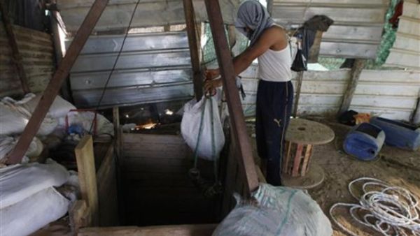 ذكر شهود عيان أن الفلسطيني كان يعمل داخل النفق