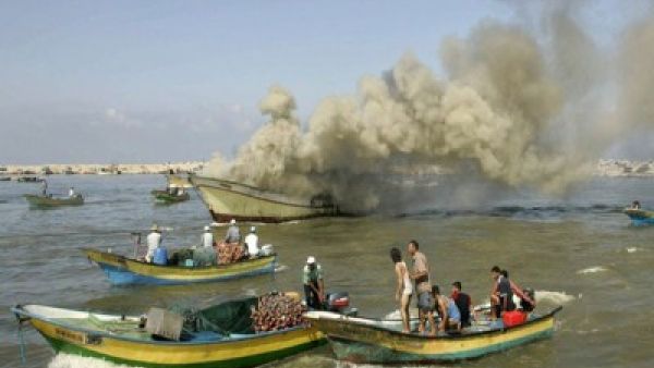 فرضت إسرائيل حدا يتراوح بين ثلاثة وستة أميال بحرية.