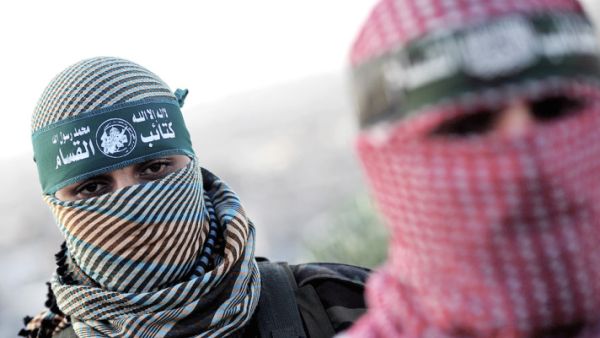 مقاتلان من كتائب عز الدين القسام الجناح العسكري لحركة حماس 