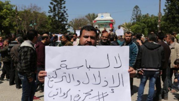 اقتطاع نحو 30 في المائة من رواتب موظفي السلطة في قطاع غزة