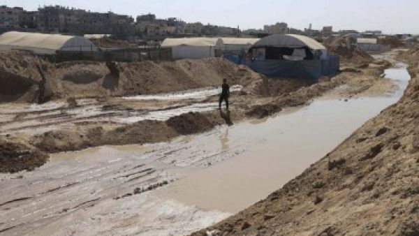 الجيش المصري يواصل ضخه لمياه البحر، داخل الأنفاق المهجورة والمُغلقة المحاذية لغزة