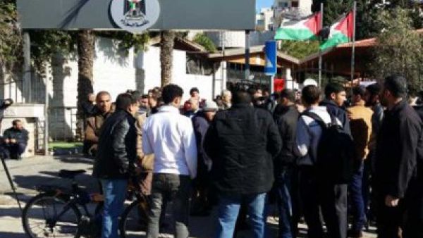 عشرات الفلسطينيين يقتحمون مقر مجلس الوزراء في غزة