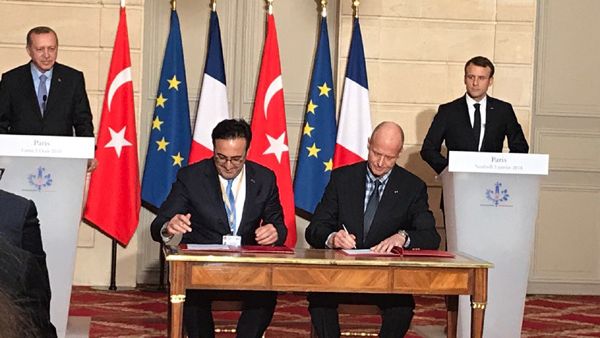 جرى توقيع الاتفاق المبدئي مع إيرباص في حفل حضره إردوغان ومضيفه الرئيس الفرنسي إيمانويل ماكرون. جرى توقيع الاتفاق المبدئي مع إيرباص في حفل حضره إردوغان ومضيفه الرئيس الفرنسي إيمانويل ماكرون.