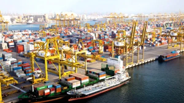 تستحوذ موانئ دولة الإمارات العربية المتحدة على نحو 60% من إجمالي حجم مناولة الحاويات والبضائع