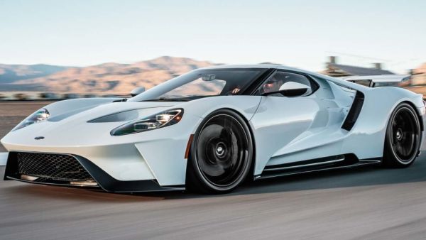 30,000 دولار ما يعادل 112,500 ريال هو ما سيكلّفكم لطلاء فورد GT بأي لون يختلف عن الألوان الثمانية التي توفرها فورد ضمن سعر السيارة الأساسي الذي يبدأ من 500,000 دولار أي حوالي 1,875,000 ريال