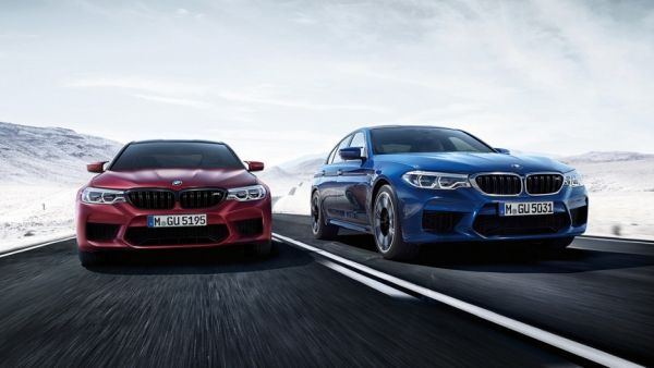 بدايةً تأتي M5 F90 الجديدة كلياً بروح قسم M للأداء العالي والتي تظهر بكل وضوح في المقدمة عبر الصدام بفتحات التهوية الكبيرة وغطاء المحرك بخطوطه الحادة، وأسفله شبك بي ام دبليو باللون الأسود