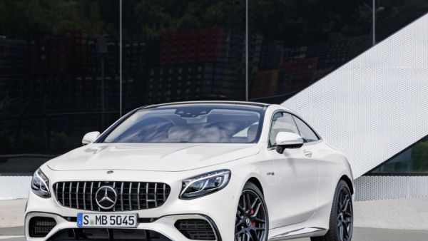 حصلت S-Class كوبيه وكابروليه على تحديثات شملت الواجهة الأمامية والخلفية وبعض الأنظمة والمحركات، حيث حصل على مصابيح أمامية LED محدثة حصلت S-Class كوبيه وكابروليه على تحديثات شملت الواجهة الأمامية والخلفية وبعض الأنظمة والمحركات، حيث حصل على مصابيح أمامية LED محدثة